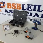 LOTE 137 - 01 PARAFUSADEIRA COM CASE COM 02 BATERIAS E 01 CARREGADOR MARCA DEXTER. (NO ESTADO) ATENÇÃO! FAZER A VISITAÇÃO ANTES DE ARREMATAR, NÃO SABEMOS SE FUNCIONA. LEILÃO NÃO TEM GARANTIA E NEM DEVOLUÇÃO, SUJEITO A POSSÍVEIS AVARIAS VISÍVEIS/OCULTAS E/OU AUSÊNCIA DE COMPONENTES.