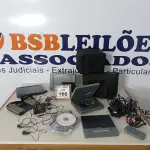 LOTE 165 - 02 KITS REPRODUTORES DE DVD PORTÁTIL VEICULAR E ACESSÓRIOS MARCA REGENTE E MARCA DURABRAND. (NO ESTADO) ATENÇÃO! FAZER A VISITAÇÃO ANTES DE ARREMATAR, NÃO SABEMOS SE FUNCIONA. LEILÃO NÃO TEM GARANTIA E NEM DEVOLUÇÃO, SUJEITO A POSSÍVEIS AVARIAS VISÍVEIS/OCULTAS E/OU AUSÊNCIA DE COMPONENTES.