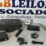 LOTE 023 - 01 MICROFONE COM 02 RECEPTORES, SENDO 01 VHF E 01 UHF. (NO ESTADO) ATENÇÃO! FAZER A VISITAÇÃO ANTES DE ARREMATAR, NÃO SABEMOS SE FUNCIONA. LEILÃO NÃO TEM GARANTIA E NEM DEVOLUÇÃO, SUJEITO A POSSÍVEIS AVARIAS VISÍVEIS/OCULTAS E/OU AUSÊNCIA DE COMPONENTES.