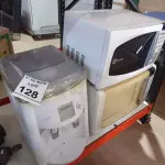 LOTE 128 - 02 MICRO-ONDAS SENDO 01 COM PRATO E 01 PURIFICADOR DE ÁGUA LATINA COM AVARIAS. (NO ESTADO) ATENÇÃO! FAZER A VISITAÇÃO ANTES DE ARREMATAR, NÃO SABEMOS SE FUNCIONA. LEILÃO NÃO TEM GARANTIA E NEM DEVOLUÇÃO, SUJEITO A POSSÍVEIS AVARIAS VISÍVEIS/OCULTAS E/OU AUSÊNCIA DE COMPONENTES.