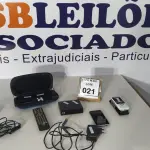 LOTE 021 - 01 APPLE IPOD, 01 CAIXA DE SOM PARA IPOD COM FONTE, 03 CELULARES E 01 CONVERSOR PARA TV DIGITAL. (NO ESTADO) ATENÇÃO! FAZER A VISITAÇÃO ANTES DE ARREMATAR, NÃO SABEMOS SE FUNCIONA. LEILÃO NÃO TEM GARANTIA E NEM DEVOLUÇÃO, SUJEITO A POSSÍVEIS AVARIAS VISÍVEIS/OCULTAS E/OU AUSÊNCIA DE COMPONENTES.