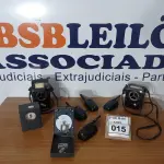 LOTE 015 - 04 RÁDIOS COMUNICADORES MARCA INTELBRAS E 02 RELÓGIOS DE PONTO ANTIGO. (NO ESTADO) ATENÇÃO! FAZER A VISITAÇÃO ANTES DE ARREMATAR, NÃO SABEMOS SE FUNCIONA. LEILÃO NÃO TEM GARANTIA E NEM DEVOLUÇÃO, SUJEITO A POSSÍVEIS AVARIAS VISÍVEIS/OCULTAS E/OU AUSÊNCIA DE COMPONENTES.