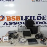 LOTE 165 - 02 KITS REPRODUTORES DE DVD PORTÁTIL VEICULAR E ACESSÓRIOS MARCA REGENTE E MARCA DURABRAND. (NO ESTADO) ATENÇÃO! FAZER A VISITAÇÃO ANTES DE ARREMATAR, NÃO SABEMOS SE FUNCIONA. LEILÃO NÃO TEM GARANTIA E NEM DEVOLUÇÃO, SUJEITO A POSSÍVEIS AVARIAS VISÍVEIS/OCULTAS E/OU AUSÊNCIA DE COMPONENTES.
