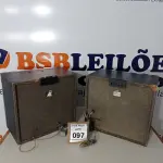 LOTE 097 - 02 CAIXAS DE SOM MARCA SONNY. (NO ESTADO) ATENÇÃO! FAZER A VISITAÇÃO ANTES DE ARREMATAR, NÃO SABEMOS SE FUNCIONA. LEILÃO NÃO TEM GARANTIA E NEM DEVOLUÇÃO, SUJEITO A POSSÍVEIS AVARIAS VISÍVEIS/OCULTAS E/OU AUSÊNCIA DE COMPONENTES.