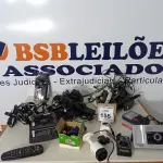 LOTE 155 - 01 LOTE COM DIVERSOS ELETRÔNICOS, FONTES, 01 PLACA DE VÍDEO. (NO ESTADO) ATENÇÃO! FAZER A VISITAÇÃO ANTES DE ARREMATAR, NÃO SABEMOS SE FUNCIONA. LEILÃO NÃO TEM GARANTIA E NEM DEVOLUÇÃO, SUJEITO A POSSÍVEIS AVARIAS VISÍVEIS/OCULTAS E/OU AUSÊNCIA DE COMPONENTES.