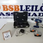 LOTE 137 - 01 PARAFUSADEIRA COM CASE COM 02 BATERIAS E 01 CARREGADOR MARCA DEXTER. (NO ESTADO) ATENÇÃO! FAZER A VISITAÇÃO ANTES DE ARREMATAR, NÃO SABEMOS SE FUNCIONA. LEILÃO NÃO TEM GARANTIA E NEM DEVOLUÇÃO, SUJEITO A POSSÍVEIS AVARIAS VISÍVEIS/OCULTAS E/OU AUSÊNCIA DE COMPONENTES.