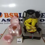 LOTE 092 - 01 CADEIRINHA INFANTIL PARA CARRO E 01 PINICO.  (NO ESTADO) ATENÇÃO! FAZER A VISITAÇÃO ANTES DE ARREMATAR, NÃO SABEMOS SE FUNCIONA. LEILÃO NÃO TEM GARANTIA E NEM DEVOLUÇÃO, SUJEITO A POSSÍVEIS AVARIAS VISÍVEIS/OCULTAS E/OU AUSÊNCIA DE COMPONENTES.