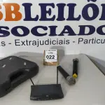 LOTE 022 - 02 MICROFONES COM CASE E 01 RECEPTOR UHF. (NO ESTADO) ATENÇÃO! FAZER A VISITAÇÃO ANTES DE ARREMATAR, NÃO SABEMOS SE FUNCIONA. LEILÃO NÃO TEM GARANTIA E NEM DEVOLUÇÃO, SUJEITO A POSSÍVEIS AVARIAS VISÍVEIS/OCULTAS E/OU AUSÊNCIA DE COMPONENTES.