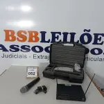 LOTE 052 - 01 MICROFONE COM RECEPTOR E CASE. (NO ESTADO) ATENÇÃO! FAZER A VISITAÇÃO ANTES DE ARREMATAR, NÃO SABEMOS SE FUNCIONA. LEILÃO NÃO TEM GARANTIA E NEM DEVOLUÇÃO, SUJEITO A POSSÍVEIS AVARIAS VISÍVEIS/OCULTAS E/OU AUSÊNCIA DE COMPONENTES.