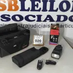LOTE 020 - 01 BOLSA E 01 FLASH PARA CÂMERAS YOUGNUO COM CONTROLES REMOTOS. (NO ESTADO) ATENÇÃO! FAZER A VISITAÇÃO ANTES DE ARREMATAR, NÃO SABEMOS SE FUNCIONA. LEILÃO NÃO TEM GARANTIA E NEM DEVOLUÇÃO, SUJEITO A POSSÍVEIS AVARIAS VISÍVEIS/OCULTAS E/OU AUSÊNCIA DE COMPONENTES.
