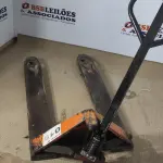 LOTE 019 - 01 - PALETEIRA HIDRÁULICA MANUAL (NO ESTADO, NÃO SABEMOS SE FUNCIONA. LEILÃO NÃO TEM GARANTIA E NEM DEVOLUÇÃO, SUJEITO A POSSÍVEIS AVARIAS VISÍVEIS/OCULTAS E/OU AUSÊNCIA DE COMPONENTES)