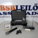 LOTE 052 - 01 MICROFONE COM RECEPTOR E CASE. (NO ESTADO) ATENÇÃO! FAZER A VISITAÇÃO ANTES DE ARREMATAR, NÃO SABEMOS SE FUNCIONA. LEILÃO NÃO TEM GARANTIA E NEM DEVOLUÇÃO, SUJEITO A POSSÍVEIS AVARIAS VISÍVEIS/OCULTAS E/OU AUSÊNCIA DE COMPONENTES.
