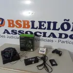 LOTE 009 - 01 FONE DE OUVIDO, 01 FONTE, 01 CONTROLE XBOX 360 E 01 HD BOX COM JOGOS. (NO ESTADO) ATENÇÃO! FAZER A VISITAÇÃO ANTES DE ARREMATAR, NÃO SABEMOS SE FUNCIONA. LEILÃO NÃO TEM GARANTIA E NEM DEVOLUÇÃO, SUJEITO A POSSÍVEIS AVARIAS VISÍVEIS/OCULTAS E/OU AUSÊNCIA DE COMPONENTES.