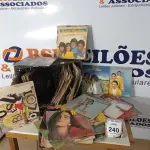 LOTE 240 - 01 LOTE COM APROXIMADAMENTE 100 DISCOS DE VINIL VARIADOS. (NO ESTADO) ATENÇÃO! FAZER A VISITAÇÃO ANTES DE ARREMATAR, NÃO SABEMOS SE FUNCIONA. LEILÃO NÃO TEM GARANTIA E NEM DEVOLUÇÃO, SUJEITO A POSSÍVEIS AVARIAS VISÍVEIS/OCULTAS E/OU AUSÊNCIA DE COMPONENTES.