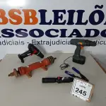 LOTE 245 - 03 PARAFUSADEIRAS INCOMPLETAS, 01 DESCASCADOR DE FIOS E 01 EIXO PARA SERRA. (NO ESTADO) ATENÇÃO! FAZER A VISITAÇÃO ANTES DE ARREMATAR, NÃO SABEMOS SE FUNCIONA. LEILÃO NÃO TEM GARANTIA E NEM DEVOLUÇÃO, SUJEITO A POSSÍVEIS AVARIAS VISÍVEIS/OCULTAS E/OU AUSÊNCIA DE COMPONENTES.