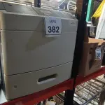 LOTE 382 - 01 IMPRESSORA LEXMARK T654DN. (NO ESTADO) ATENÇÃO! FAZER A VISITAÇÃO ANTES DE ARREMATAR, NÃO SABEMOS SE FUNCIONA. LEILÃO NÃO TEM GARANTIA E NEM DEVOLUÇÃO, SUJEITO A POSSÍVEIS AVARIAS VISÍVEIS/OCULTAS E/OU AUSÊNCIA DE COMPONENTES.
