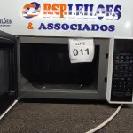 LOTE 011 - 01 MICRO-ONDAS LG 127V (MICROWAVE). (NO ESTADO EM QUE SE ENCONTRA. SUJEITO A AVARIAS OCULTAS/VISÍVEIS.) BF8671F