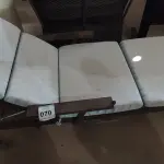 LOTE 070 - 01 ESPREGUIÇADEIRA. (NO ESTADO EM QUE SE ENCONTRA. SUJEITO A AVARIAS OCULTAS/VISÍVEIS.)  AU2350P