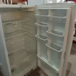 LOTE 073 - 01 REFRIGERATOR FREZER VERTICAL 110V. (NO ESTADO EM QUE SE ENCONTRA. SUJEITO A AVARIAS OCULTAS/VISÍVEIS.) AV9918K