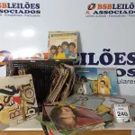 LOTE 240 - 01 LOTE COM APROXIMADAMENTE 100 DISCOS DE VINIL VARIADOS. (NO ESTADO) ATENÇÃO! FAZER A VISITAÇÃO ANTES DE ARREMATAR, NÃO SABEMOS SE FUNCIONA. LEILÃO NÃO TEM GARANTIA E NEM DEVOLUÇÃO, SUJEITO A POSSÍVEIS AVARIAS VISÍVEIS/OCULTAS E/OU AUSÊNCIA DE COMPONENTES.