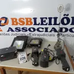 LOTE 226 - 03 REFLETORES, 03 FILTROS DE LINHA COM 04 TOMADAS CADA MARCA APC, 01 ESTABILIZADOR E 01 LUMINÁRIA DE MESA.  (NO ESTADO) ATENÇÃO! FAZER A VISITAÇÃO ANTES DE ARREMATAR, NÃO SABEMOS SE FUNCIONA. LEILÃO NÃO TEM GARANTIA E NEM DEVOLUÇÃO, SUJEITO A POSSÍVEIS AVARIAS VISÍVEIS/OCULTAS E/OU AUSÊNCIA DE COMPONENTES.