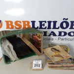 LOTE 202 - 01 LOTE COM APROXIMADAMENTE 100 DISCOS DE VINIL VARIADOS. (NO ESTADO) ATENÇÃO! FAZER A VISITAÇÃO ANTES DE ARREMATAR, NÃO SABEMOS SE FUNCIONA. LEILÃO NÃO TEM GARANTIA E NEM DEVOLUÇÃO, SUJEITO A POSSÍVEIS AVARIAS VISÍVEIS/OCULTAS E/OU AUSÊNCIA DE COMPONENTES.