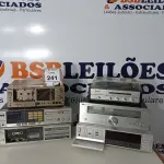 LOTE 241 - 02 TOCA FITAS, 01 TOCA DISCOS E APARELHOS ELETRÔNICOS DIVERSOS COM AVARIAS. (NO ESTADO) ATENÇÃO! FAZER A VISITAÇÃO ANTES DE ARREMATAR, NÃO SABEMOS SE FUNCIONA. LEILÃO NÃO TEM GARANTIA E NEM DEVOLUÇÃO, SUJEITO A POSSÍVEIS AVARIAS VISÍVEIS/OCULTAS E/OU AUSÊNCIA DE COMPONENTES.