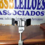 LOTE 055 - 01 SUPORTE DE MONITOR PRATA. (NO ESTADO EM QUE SE ENCONTRA. SUJEITO A AVARIAS OCULTAS/VISÍVEIS.)