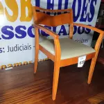 LOTE 035 - 01 CADEIRA EM MADEIRA CLARA. (NO ESTADO EM QUE SE ENCONTRA. SUJEITO A AVARIAS OCULTAS/VISÍVEIS.)