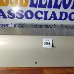 LOTE 004 - 01 ARMÁRIO SUSPENSO. (NO ESTADO EM QUE SE ENCONTRA. SUJEITO A AVARIAS OCULTAS/VISÍVEIS.)