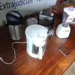 LOTE 060 - 01 LOTE COM LIQUIDIFICADOR, TORRADEIRA, CHALEIRA E CAFETEIRA. (NO ESTADO EM QUE SE ENCONTRA. SUJEITO A AVARIAS OCULTAS/VISÍVEIS.)  