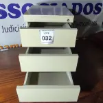 LOTE 032 - 01 GAVETEIRO COM 03 GAVETAS E RODINHAS. (NO ESTADO EM QUE SE ENCONTRA. SUJEITO A AVARIAS OCULTAS/VISÍVEIS.)