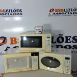 LOTE 233 - 03 MICRO-ONDAS SENDO 01 COM PRATO. (NO ESTADO) ATENÇÃO! FAZER A VISITAÇÃO ANTES DE ARREMATAR, NÃO SABEMOS SE FUNCIONA. LEILÃO NÃO TEM GARANTIA E NEM DEVOLUÇÃO, SUJEITO A POSSÍVEIS AVARIAS VISÍVEIS/OCULTAS E/OU AUSÊNCIA DE COMPONENTES.