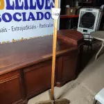 LOTE 069 - 01 CABIDEIRO EM MADEIRA. (NO ESTADO EM QUE SE ENCONTRA. SUJEITO A AVARIAS OCULTAS/VISÍVEIS.)