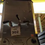 LOTE 302 - 01 CAFETEIRA ELÉTRICA SEMI INDUSTRIAL EM INOX. (NO ESTADO) ATENÇÃO! FAZER A VISITAÇÃO ANTES DE ARREMATAR, NÃO SABEMOS SE FUNCIONA. LEILÃO NÃO TEM GARANTIA E NEM DEVOLUÇÃO, SUJEITO A POSSÍVEIS AVARIAS VISÍVEIS/OCULTAS E/OU AUSÊNCIA DE COMPONENTES.