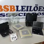 LOTE 214 - 01 BALANÇA E 05 DVDS PORTÁTEIS. (NO ESTADO) ATENÇÃO! FAZER A VISITAÇÃO ANTES DE ARREMATAR, NÃO SABEMOS SE FUNCIONA. LEILÃO NÃO TEM GARANTIA E NEM DEVOLUÇÃO, SUJEITO A POSSÍVEIS AVARIAS VISÍVEIS/OCULTAS E/OU AUSÊNCIA DE COMPONENTES.