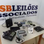 LOTE 229 - 02 ANTENAS DE TV, 01 APARELHO FOTO DIGITAL, 01 LEAPFROG, 02 DISCMAN, 01 RADIO CONTROLE, 04 GPS E 01 MEDIDOR DE PRESSÃO. (NO ESTADO) ATENÇÃO! FAZER A VISITAÇÃO ANTES DE ARREMATAR, NÃO SABEMOS SE FUNCIONA. LEILÃO NÃO TEM GARANTIA E NEM DEVOLUÇÃO, SUJEITO A POSSÍVEIS AVARIAS VISÍVEIS/OCULTAS E/OU AUSÊNCIA DE COMPONENTES.