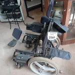 LOTE 298 - 01 CADEIRA DE RODAS ELÉTRICA SEM BATERIA E COM AVARIAS. (NO ESTADO) ATENÇÃO! FAZER A VISITAÇÃO ANTES DE ARREMATAR, NÃO SABEMOS SE FUNCIONA. LEILÃO NÃO TEM GARANTIA E NEM DEVOLUÇÃO, SUJEITO A POSSÍVEIS AVARIAS VISÍVEIS/OCULTAS E/OU AUSÊNCIA DE COMPONENTES.