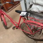 LOTE 398 - 01 BICICLETA NA COR VERMELHA MONARK. (NO ESTADO) ATENÇÃO! FAZER A VISITAÇÃO ANTES DE ARREMATAR, NÃO SABEMOS SE FUNCIONA. LEILÃO NÃO TEM GARANTIA E NEM DEVOLUÇÃO, SUJEITO A POSSÍVEIS AVARIAS VISÍVEIS/OCULTAS E/OU AUSÊNCIA DE COMPONENTES.