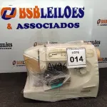 LOTE 014 - 01 MÁQUINA DE COSTURA (SEWING MACHINE). (NO ESTADO EM QUE SE ENCONTRA. SUJEITO A AVARIAS OCULTAS/VISÍVEIS.) AV9676S