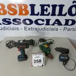 LOTE 258 - 01 ESMERILHADEIRA, 02 PARAFUSADEIRAS E 01 FURADEIRA. (NO ESTADO) ATENÇÃO! FAZER A VISITAÇÃO ANTES DE ARREMATAR, NÃO SABEMOS SE FUNCIONA. LEILÃO NÃO TEM GARANTIA E NEM DEVOLUÇÃO, SUJEITO A POSSÍVEIS AVARIAS VISÍVEIS/OCULTAS E/OU AUSÊNCIA DE COMPONENTES.