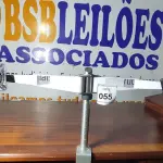 LOTE 055 - 01 SUPORTE DE MONITOR PRATA. (NO ESTADO EM QUE SE ENCONTRA. SUJEITO A AVARIAS OCULTAS/VISÍVEIS.)