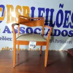 LOTE 033 - 01 CADEIRA EM MADEIRA CLARA. (NO ESTADO EM QUE SE ENCONTRA. SUJEITO A AVARIAS OCULTAS/VISÍVEIS.)