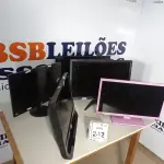 LOTE 242 - 05 MONITORES LCD MARCAS E MODELOS DIVERSOS. (NO ESTADO) ATENÇÃO! FAZER A VISITAÇÃO ANTES DE ARREMATAR, NÃO SABEMOS SE FUNCIONA. LEILÃO NÃO TEM GARANTIA E NEM DEVOLUÇÃO, SUJEITO A POSSÍVEIS AVARIAS VISÍVEIS/OCULTAS E/OU AUSÊNCIA DE COMPONENTES.