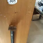 LOTE 301 - 01 MESA DE BANCADA. (NO ESTADO) ATENÇÃO! FAZER A VISITAÇÃO ANTES DE ARREMATAR, NÃO SABEMOS SE FUNCIONA. LEILÃO NÃO TEM GARANTIA E NEM DEVOLUÇÃO, SUJEITO A POSSÍVEIS AVARIAS VISÍVEIS/OCULTAS E/OU AUSÊNCIA DE COMPONENTES.