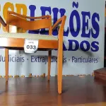 LOTE 033 - 01 CADEIRA EM MADEIRA CLARA. (NO ESTADO EM QUE SE ENCONTRA. SUJEITO A AVARIAS OCULTAS/VISÍVEIS.)