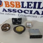 LOTE 203 - 01 RADIO AUTOMOTIVO, 01 SOM MULTIMÍDIA E 02 ALTO FALANTES. (NO ESTADO) ATENÇÃO! FAZER A VISITAÇÃO ANTES DE ARREMATAR, NÃO SABEMOS SE FUNCIONA. LEILÃO NÃO TEM GARANTIA E NEM DEVOLUÇÃO, SUJEITO A POSSÍVEIS AVARIAS VISÍVEIS/OCULTAS E/OU AUSÊNCIA DE COMPONENTES.