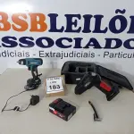 LOTE 183 - 01 COMPRESSOR DE AR A BATERIA AIR PLUS 12V COM CASE SEM FONTE E 01 PARAFUSADEIRA COM CARREGADOR 12V WESCO COM FONTE. (NO ESTADO) ATENÇÃO! FAZER A VISITAÇÃO ANTES DE ARREMATAR, NÃO SABEMOS SE FUNCIONA. LEILÃO NÃO TEM GARANTIA E NEM DEVOLUÇÃO, SUJEITO A POSSÍVEIS AVARIAS VISÍVEIS/OCULTAS E/OU AUSÊNCIA DE COMPONENTES.