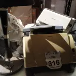 LOTE 316 - 03 SCANNER’S MARCAS E MODELOS DIVERSOS E 02 ABAJURES. (NO ESTADO) ATENÇÃO! FAZER A VISITAÇÃO ANTES DE ARREMATAR, NÃO SABEMOS SE FUNCIONA. LEILÃO NÃO TEM GARANTIA E NEM DEVOLUÇÃO, SUJEITO A POSSÍVEIS AVARIAS VISÍVEIS/OCULTAS E/OU AUSÊNCIA DE COMPONENTES.
