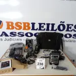 LOTE 236 - 01 LOTE COM CONTROLES DE VÍDEO GAME, 02 APARELHOS TELEFÔNICOS, 01 INTERFONE, RÁDIOS COMUNICADORES E 01 MICROFONE E DIVERSOS. (NO ESTADO) ATENÇÃO! FAZER A VISITAÇÃO ANTES DE ARREMATAR, NÃO SABEMOS SE FUNCIONA. LEILÃO NÃO TEM GARANTIA E NEM DEVOLUÇÃO, SUJEITO A POSSÍVEIS AVARIAS VISÍVEIS/OCULTAS E/OU AUSÊNCIA DE COMPONENTES.